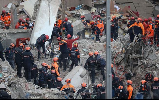 Кількість жертв обвалу будинку в Стамбулі зросла до 17
