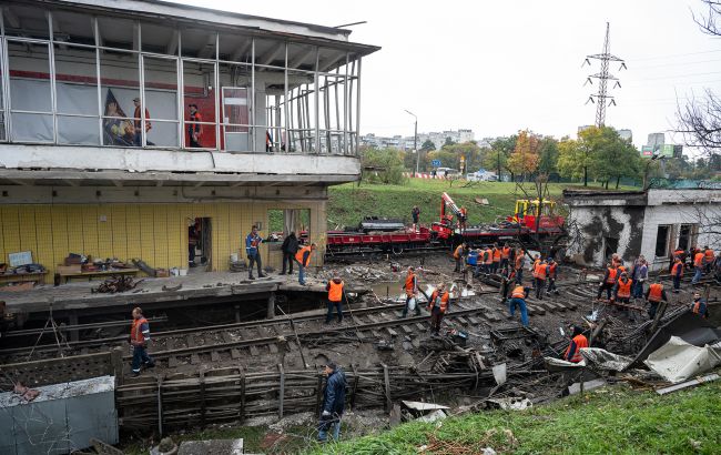 В Киеве возобновили движение метро на "красной линии": работает ли станция "Черниговская"