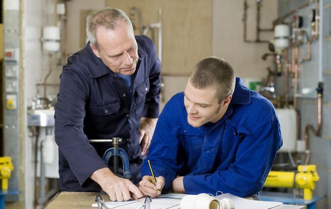 Комунальникам Києва бракує спеціалістів: чи врятують ситуацію жінки й пенсіонери