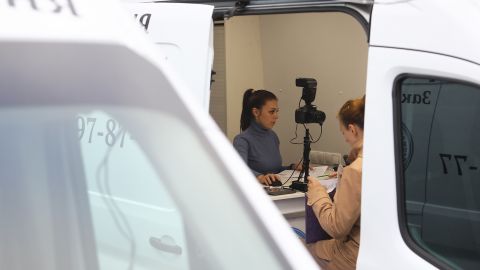 Шахрайство з чергою. У ДП "Документ" за кордоном запроваджують перевірки з FaceID