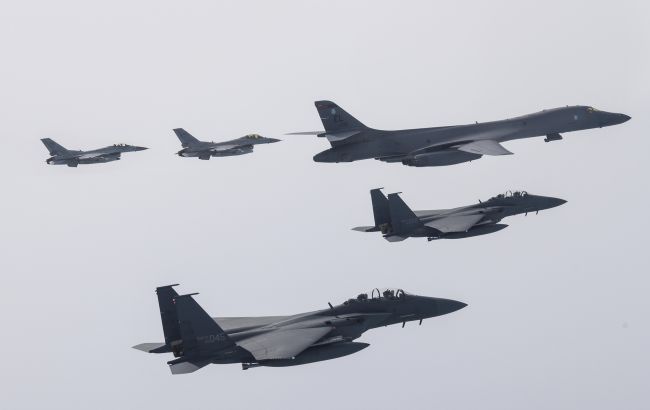 Винищувачі США перехопили літак, який пролетів поряд із резиденцією Трампа