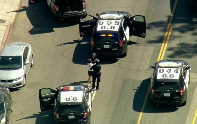 У США озброєний чоловік забарикадувався в супермаркеті