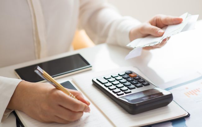 Чи можуть звільнити з роботи біженців, що виїхали за кордон: детальне пояснення