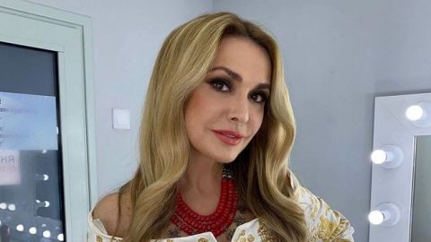 Словно картинка: Ольга Сумская стала "девушкой пин-ап" и засветила роскошное декольте