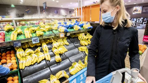 Перед Новым годом ограничат работу баров и клубов: Греция ужесточит карантин раньше срока