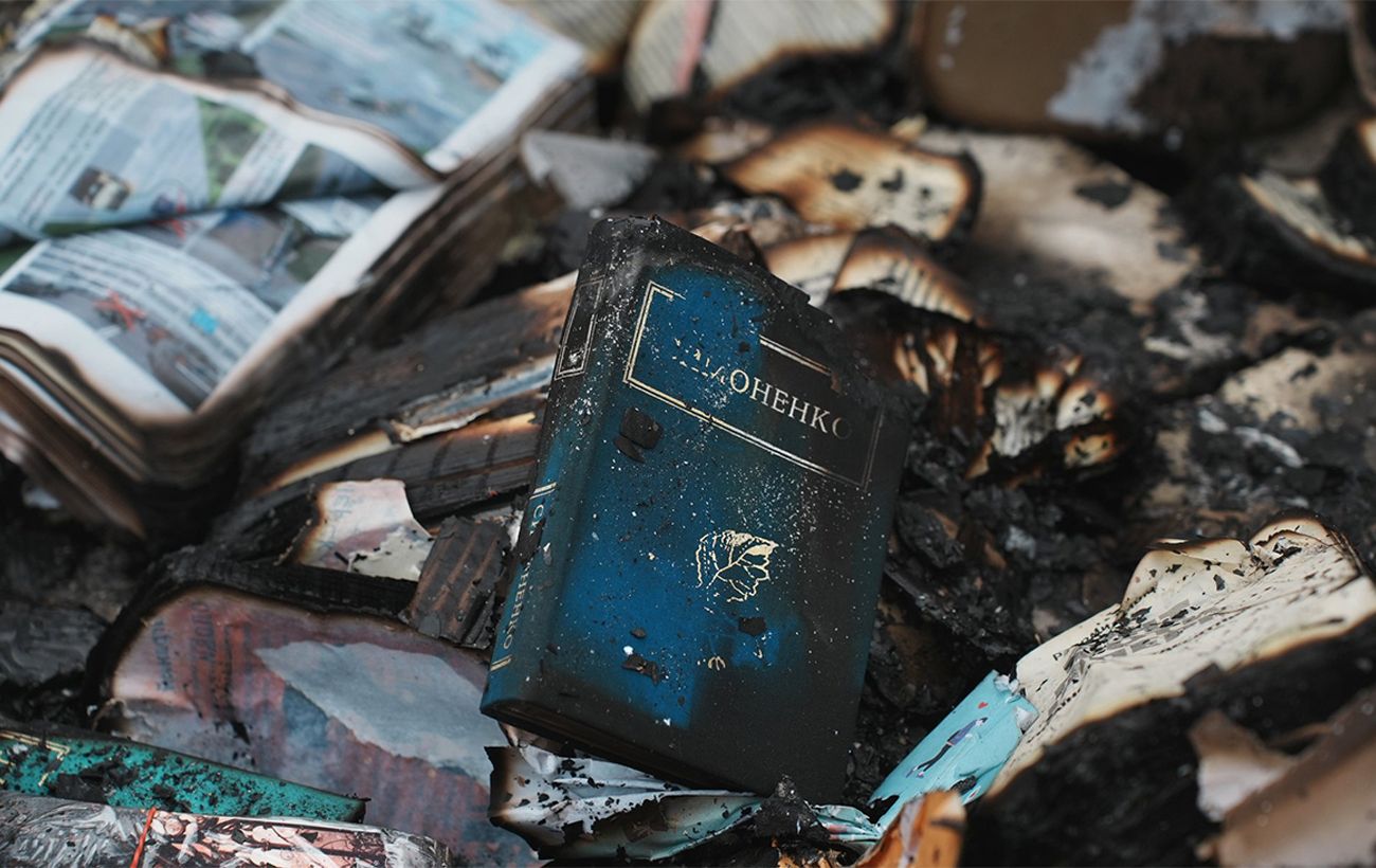 Внаслідок атаки РФ у Харкові згоріли книжки Симоненка, Іздрика, Кідрука та інших авторів
