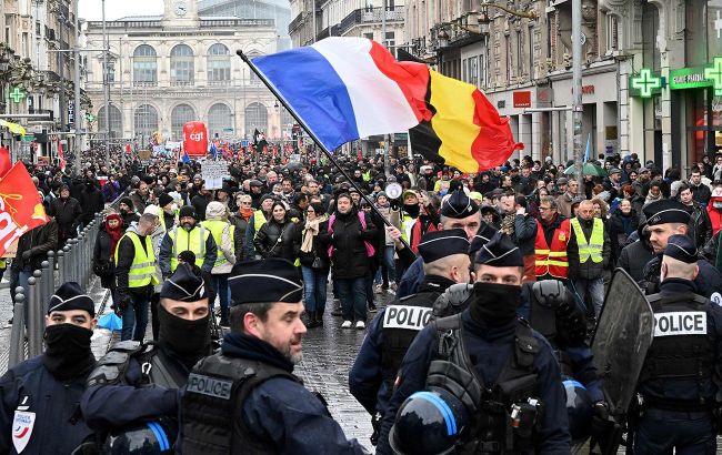 Протесты из-за пенсионной реформы во Франции: митингующие подожгли полицейский участок