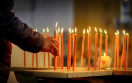 Как поставить свечу и заказать служение онлайн: новая услуга от ПЦУ