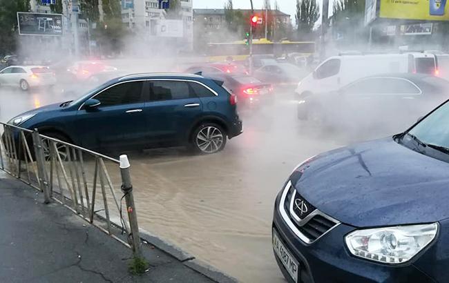 У Києві відбувся масштабний прорив теплотраси: вулицю затопило окропом
