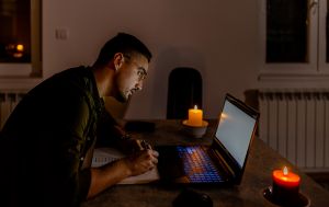 Свет будут отключать не во всех областях: графики на 15 декабря от "Укрэнерго"