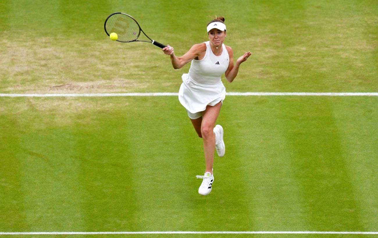 Ayol egilib, dugonasining qarshisida chiroqni yoqib yubordi.