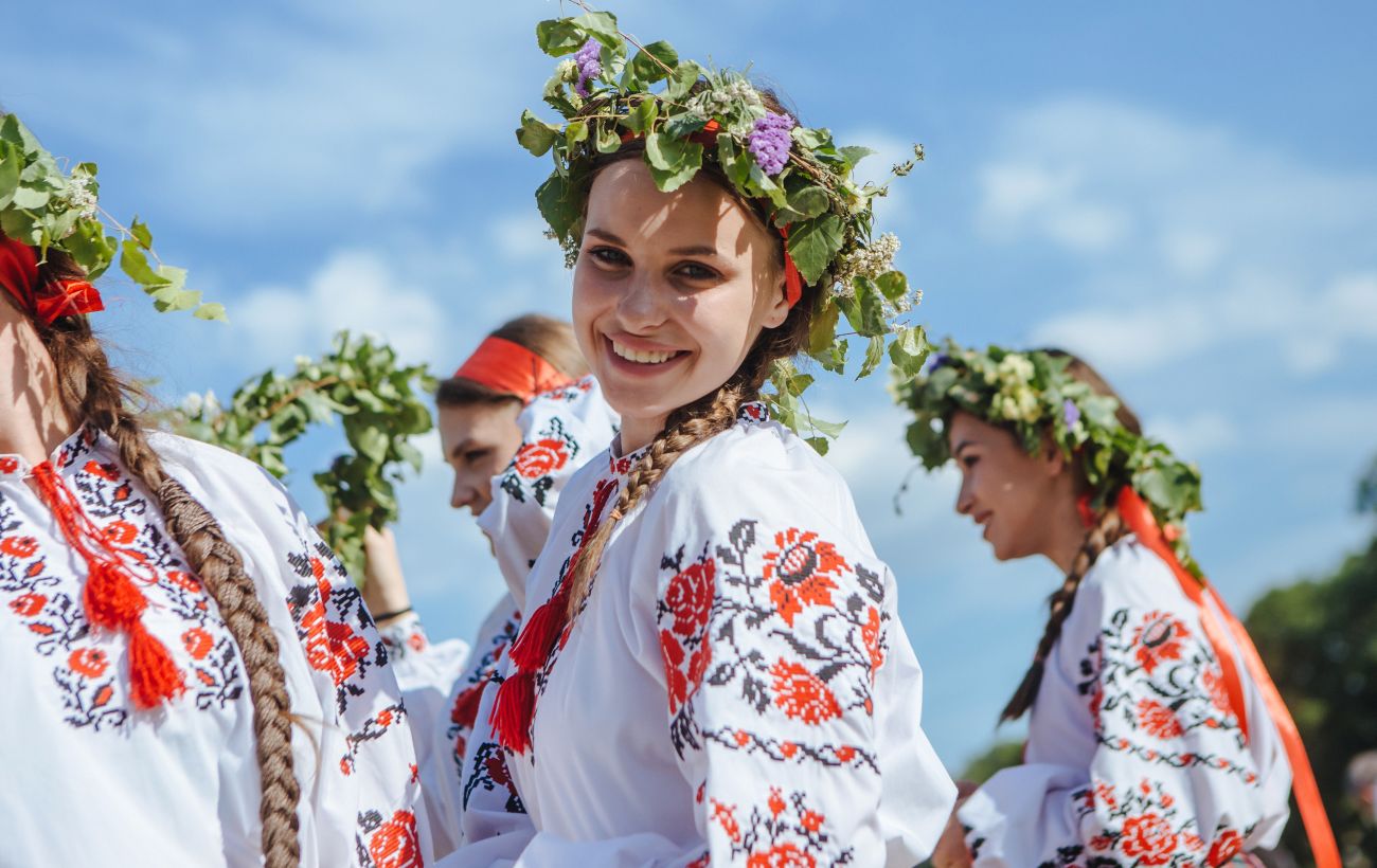 Плетение венков и купание в реке - символы очищения и обновления