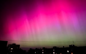 Небо заграло рідкісними барвами: де в Україні побачили полярне сяйво (фото)