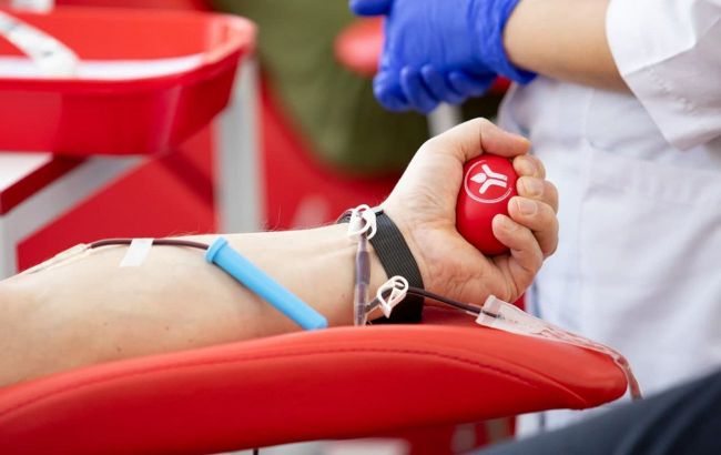 Шахтарі ДТЕК стали донорами крові для захисників України
