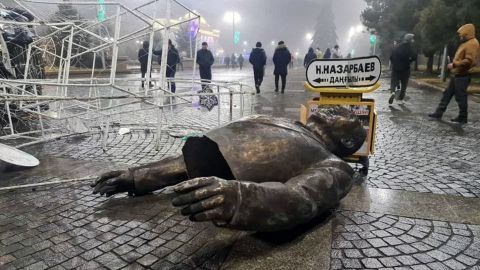 У Казахстані тимчасово призупинили роботу всі фінансові організації