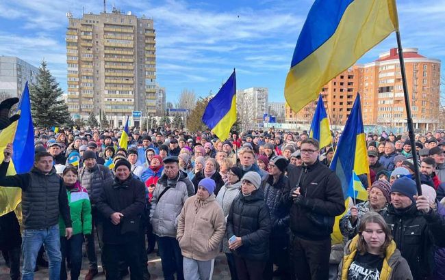 Це - Україна! Люди вийшли на вулиці в Херсоні, Бердянську та Енергодарі (відео)