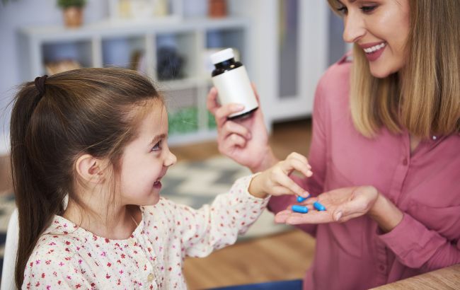 Як правильно давати таблетки дітям. Лікар розвіяв три основних міфи