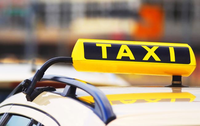 В Киеве водитель такси сломал челюсть пассажирке: в полиции сказали, что ему грозит
