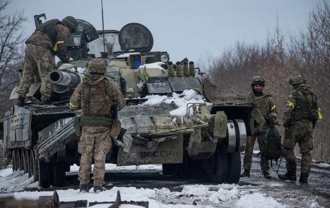 Захваченные российские танки, БТР и БМП стоят в ангарах из-за дефицита запчастей, - WP