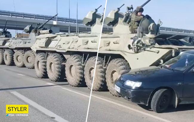 Російські військові, їдучи з окупованого Криму, на БТР протаранили легковик (відео)
