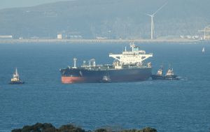 Через Ормузьку протоку пройшли перші три супертанкери після перемир'я США та Ірану