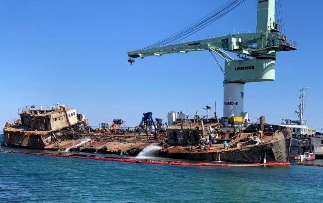 Названа сумма ущерба от утечек нефти с танкера Delfi