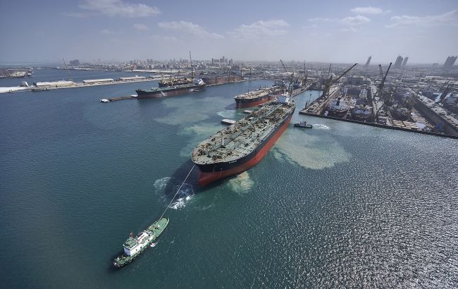 РФ могла зібрати до 600 танкерів у "тіньовому флоті", щоб обходити санкції, - Bloomberg