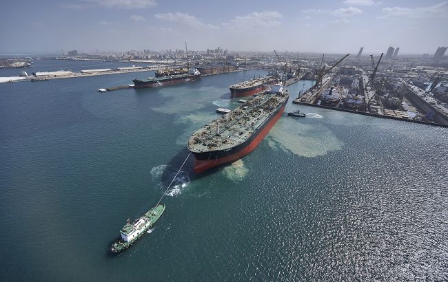 ЄС обговорює санкції проти компанії у Дубаї. РФ передала їй 92 кораблі для експорту нафти