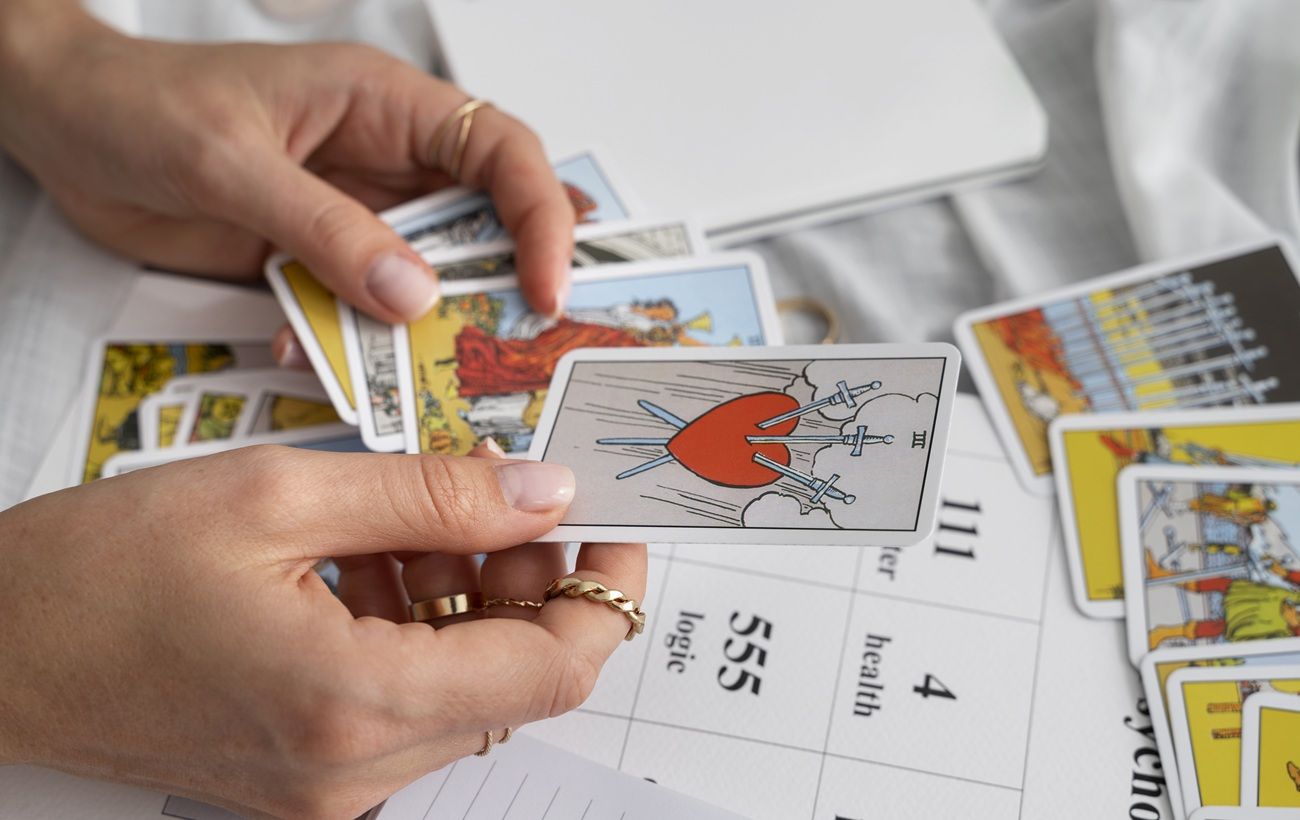 Таро-гороскоп на 13 листопада: кому доля готує трансформації в кар'єрі та стосунках