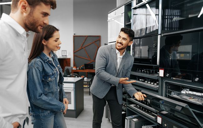 Украинцам рассказали, в каких местах часто навязывают ненужные услуги: способы защиты