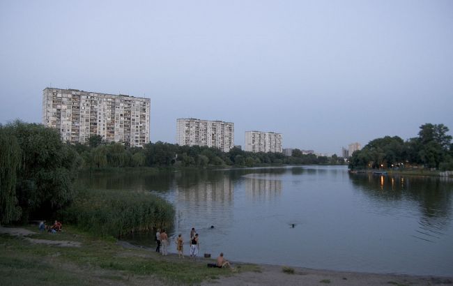 "Такой клев это редкость": в Киеве из озера выловили гигантскую рыбу (фото)