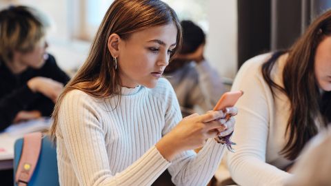 Використання телефонів у школі не заборонено в Україні, однак є обмеження |  РБК-Україна