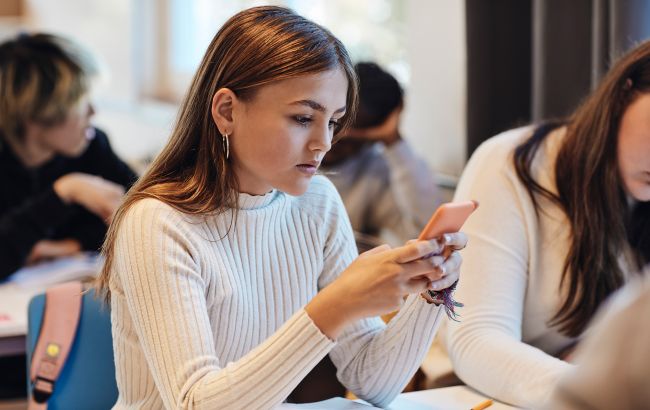 Сколько времени школьники проводят в TikTok и Instagram на уроках и как это прекратить