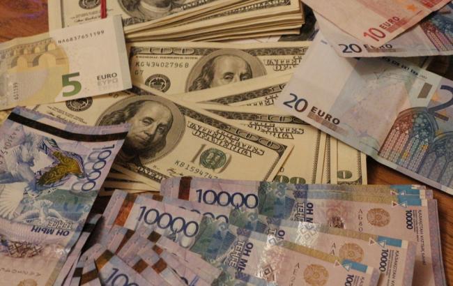 В Астані з-за мінливого курсу тенге закриваються обмінники