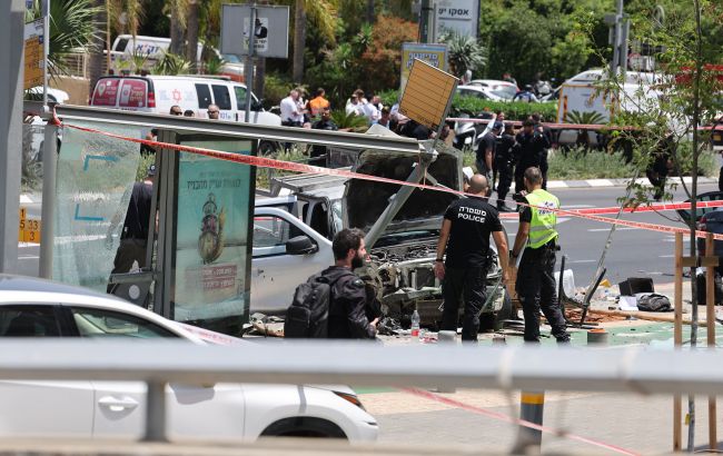 Теракт в Тель-Авиве: автомобиль сбил людей на тротуаре, есть пострадавшие
