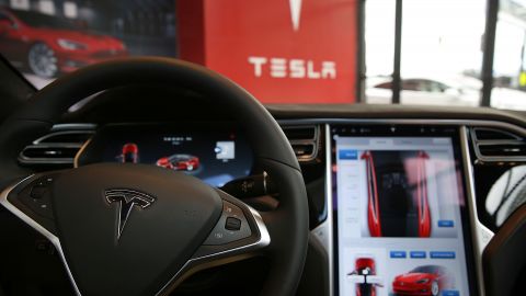 Tesla отзывает более 2 миллионов автомобилей из-за дефекта автопилота