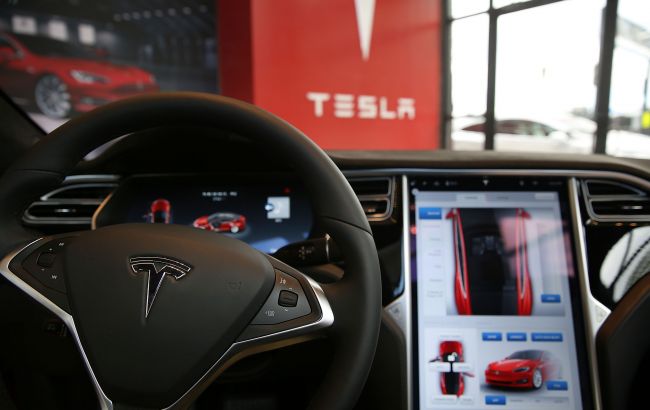 Tesla відкликає понад 2 мільйони автомобілів через дефект автопілота
