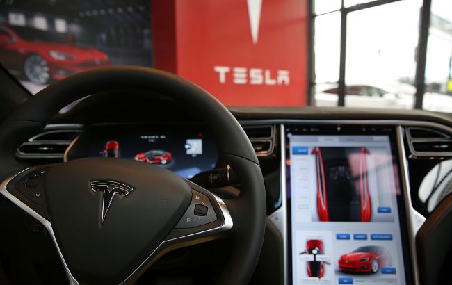 Впервые в истории: автомобиль Tesla доехал к дому клиента без водителя