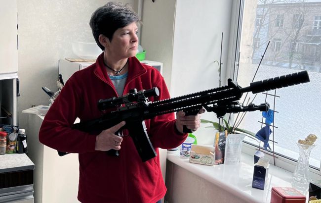 Киянка з гвинтівкою висловилася про готовність захищати Україну і реакцію Росії на свою історію