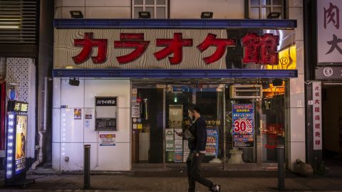 Уряд Японії схвалив надзвичайні заходи по боротьбі з COVID в трьох префектурах