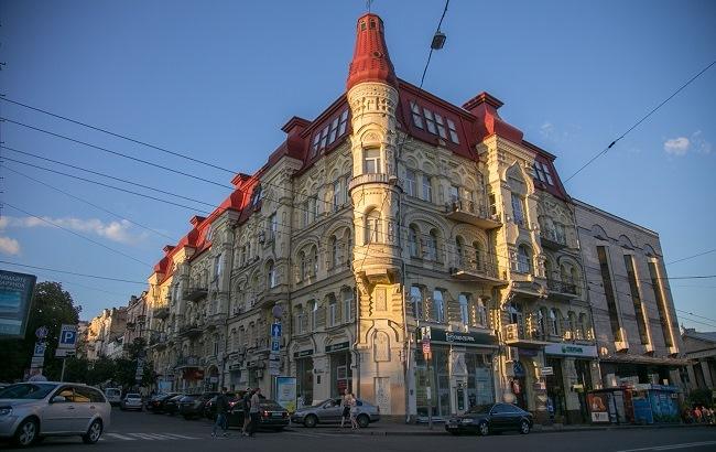Сам собі екскурсовод: прогулянка по вулиці і площі Льва Толстого в Києві