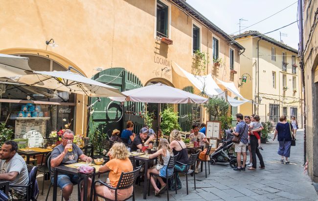 Не лише Венеція. Ще одне місто Італії посилило заборони для туристів