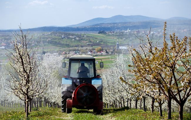 В полі біля Макарова на протитанковій міні підірвався трактор