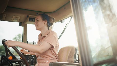 "Мужская" работа для женщин во время войны: какие специальности чаще всего выбирают украинки