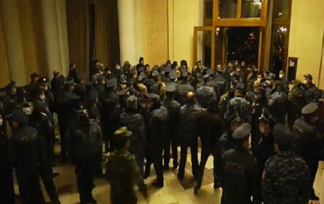 Требовали сказать, где Пашинян: протестующие в Ереване избили спикера парламента
