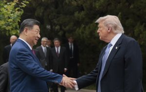 Трамп особисто зустрів Сі Цзіньпіна з червоною доріжкою на військовому аеродромі