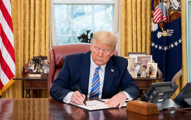 Трамп показав макет нової 100-доларової купюри зі своїм підписом