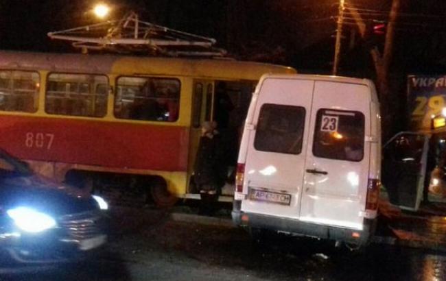 У Запоріжжі трамвай протаранив маршрутку, є постраждалі