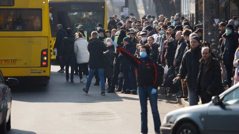 В Киеве показали гигантскую очередь на автобус: транспорта нет, но вы держитесь