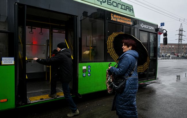У Херсоні через обстріли РФ скоротили кількість маршрутів тролейбусів